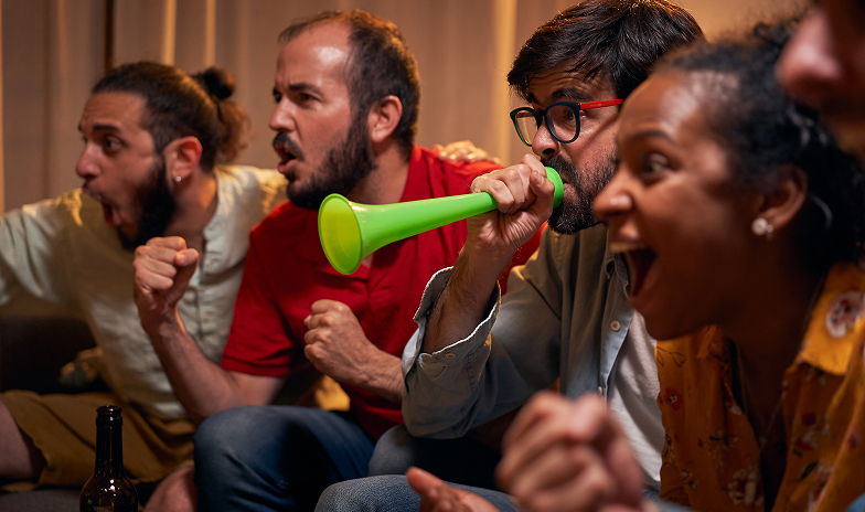 Pessoas torcendo por algo